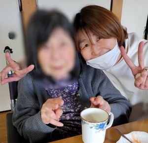笑顔で過ごす人々の様子
