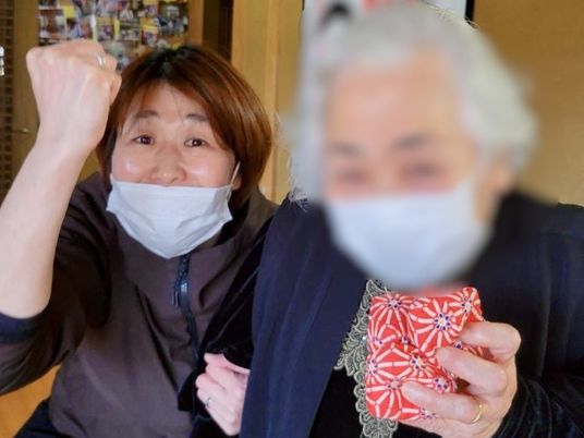 笑顔の交流が見える部屋