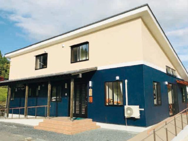 青とベージュの外観 外観 明るい青とベージュの建物が印象的です。広い入口はスムーズな出入りに適しています。