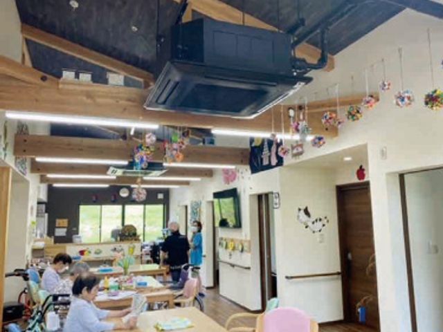 自然光が入るリビング リビング 窓から自然光が降り注ぐ明るいリビングです。ご利用者がリラックスして過ごせる空間になっています。