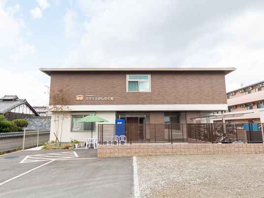 茶色の建物と駐車場