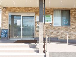 明るいエントランスの外観