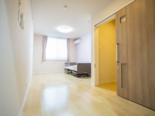 広々とした居室 居室 明るい自然光が差し込む、快適で居心地の良い空間です。シンプルで使いやすい設計が特徴です。
