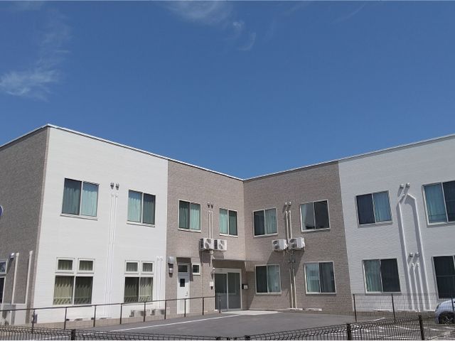 広々とした外観 外観 広々とした外観は、開放的な雰囲気を醸し出しており、明るい日差しが気持ちの良い場所です。