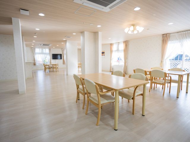 明るい食堂 食堂 自然光が差し込む明るいスペースと機能的な家具配置です。リラックスしながら活用できます。