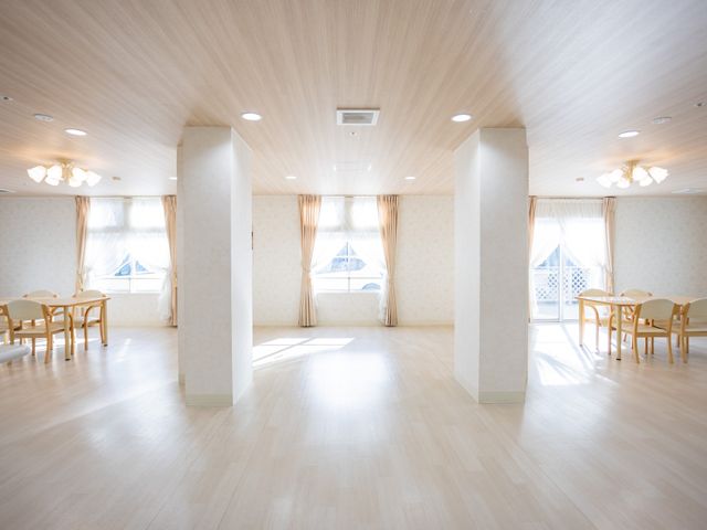自然光溢れる部屋 ダイニングルーム 広々とした明るい空間で、自然光が心地よいダイニングです。温かみのある雰囲気が特徴です。