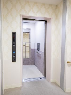 開いた状態のエレベーター