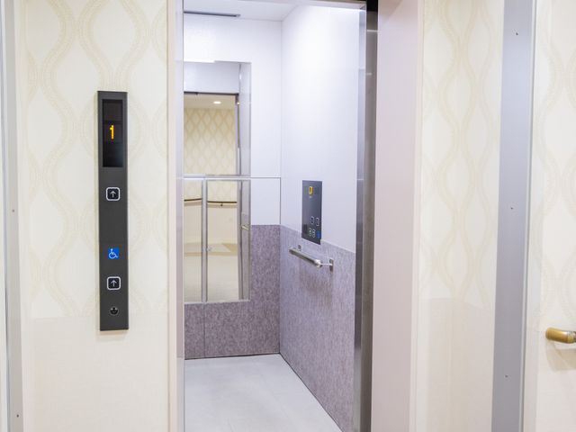 開いた状態のエレベーター エレベーター シンプルで使いやすいデザインのエレベーターです。安全で快適な移動がサポートされています。