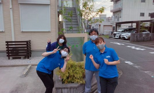 スタッフが笑顔でポーズ