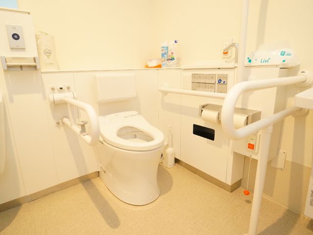 バリアフリートイレ トイレ サポートバー付きの清潔感あふれるトイレです。日々の業務を通じて多様なニーズに応えることができます。