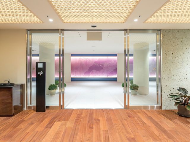 広々とした明るいエントランス 風除室 モダンで落ち着いた雰囲気のエントランスです。訪れる人々を暖かく迎える空間がここに広がっています。