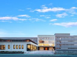 施設のモダンな外観