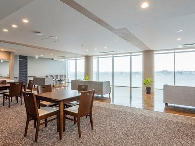 明るい広々としたダイニング リラックスルーム ゆったりとしたダイニングルームは、大きな窓から光が差し込んで暖かな雰囲気です。清潔感のある環境で業務が行えます。
