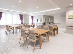 広々食堂の明るい空間