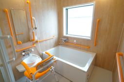 バリアフリー設計の浴室