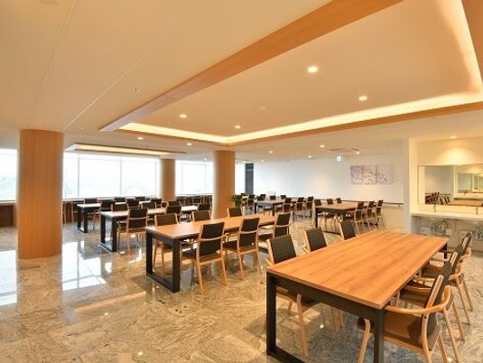 広々とした明るい食堂
