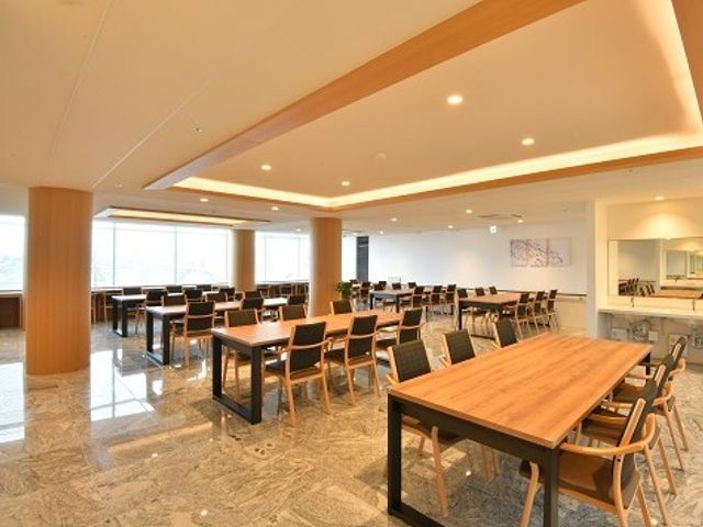 広々とした明るい食堂 食堂 ゆとりのある食堂は、日差しが差し込む暖かい雰囲気です。快適な食事時間を過ごすことができる設計となっております。