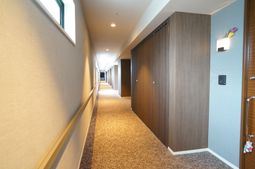 暖かい雰囲気の廊下
