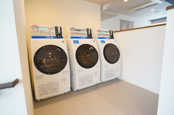 清潔な洗濯機並ぶ空間