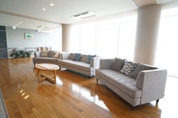 明るく広々としたラウンジ