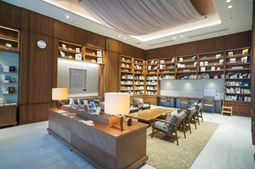 本棚が並ぶリビング