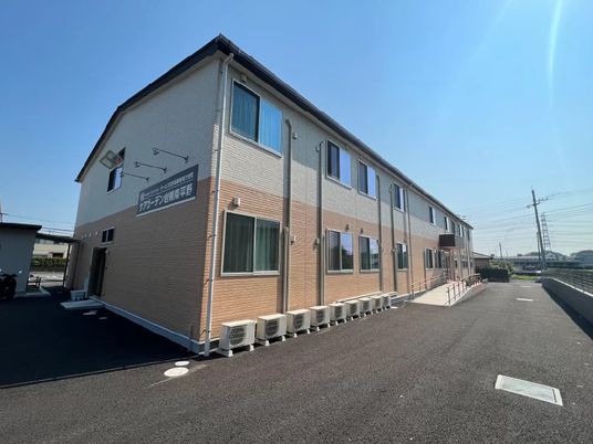 明るい外観の建物  