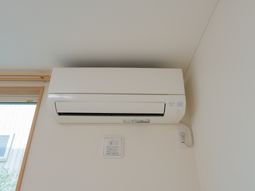 白色の壁掛けエアコン