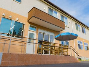 明るい建物のエントランス