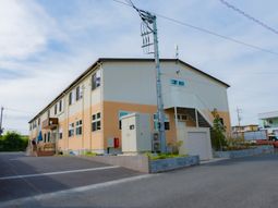 明るい色の施設外観