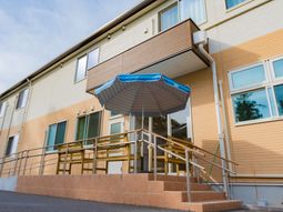 清潔感のある建物エントランス
