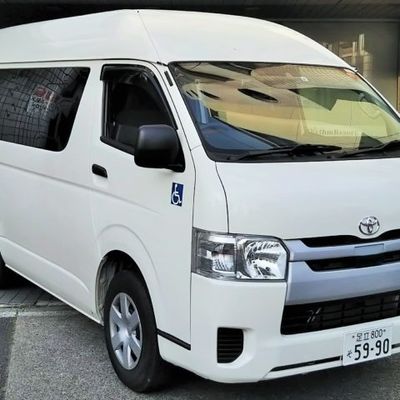車いすマークの付いた白い車