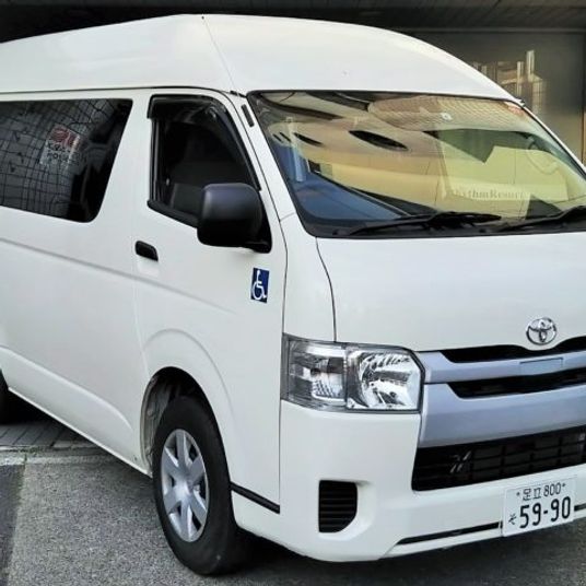 車いすマークの付いた白い車