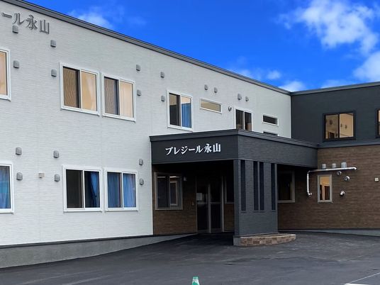 建物正面の外観