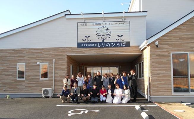 明るい外観の建物