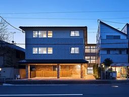 夕暮れ時の建物の外観