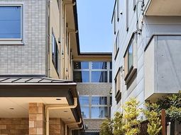 モダンな建物の明るい外観