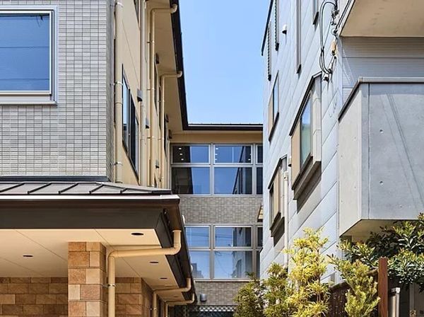 モダンな建物の明るい外観