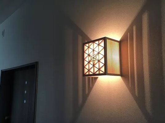和風照明のある廊下