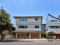 明るい外観の建物