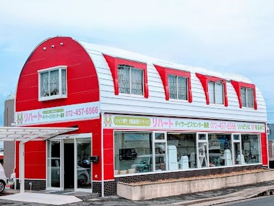 赤い外観の建物  