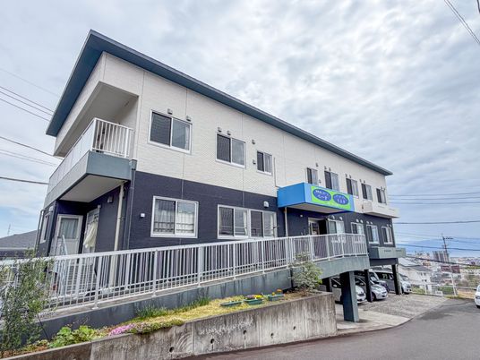 白い外観の建物
