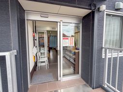 ガラス扉の入口