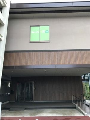入口のある建物外観