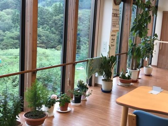 自然光の差し込む廊下