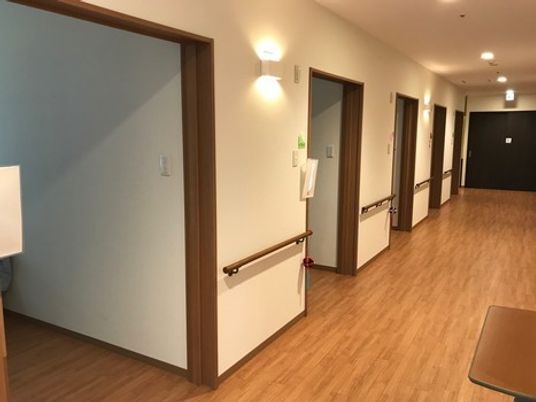 明るい廊下の風景