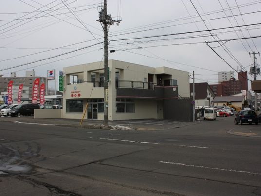 建物外観と駐車場の外観  