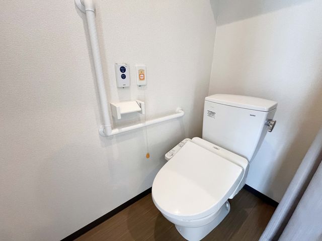 安全なトイレ トイレ 手すりの付いた清潔なトイレは、快適な使用をサポートします。安全面でも安心です。