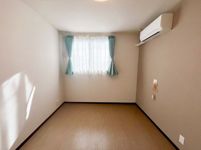 シンプルな居室 居室 コンパクトで機能的なプライベート空間です。心地よい自然光が差し込み、くつろぎの時間を提供します。