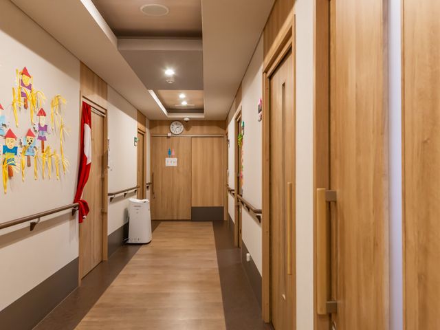 明るい廊下 廊下 温かみのある落ち着いた雰囲気の廊下は、スタッフの動きやすさも考慮されています。