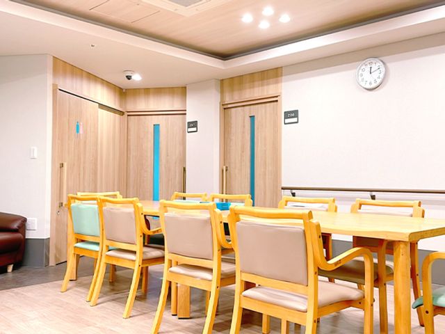 職員用ダイニングルーム 食堂 お食事の時間も大切にする、明るい食堂でスタッフ間のコミュニケーションを図れます。